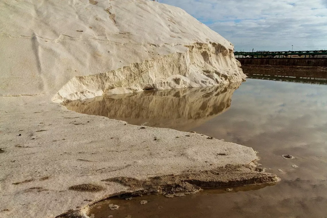 Солеварня Торревьехи на берегу лагуны — Ximonic (Simo Räsänen) — Wikimedia Commons, CC BY-SA 4.0