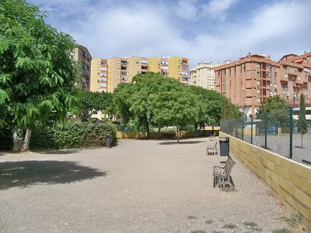 Площадка для выгула собак малого размера — Daniel Capilla — Wikimedia Commons, CC BY-SA 4.0