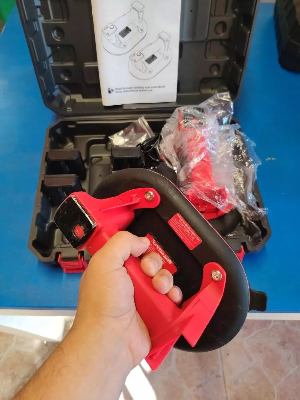 Электрическая вакуумная присоска SundpeyPRO крупным планом